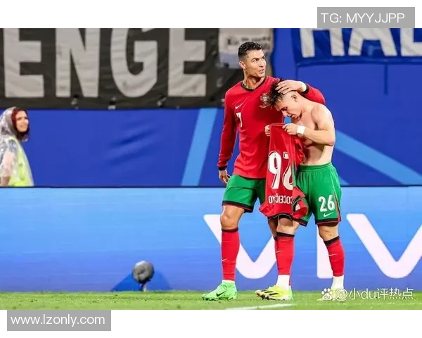 足球传奇谢幕之战：一代球星的辉煌告别与无尽荣耀