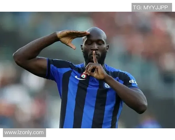 足球巨星敬礼瞬间定格荣光时刻展现球场英勇精神